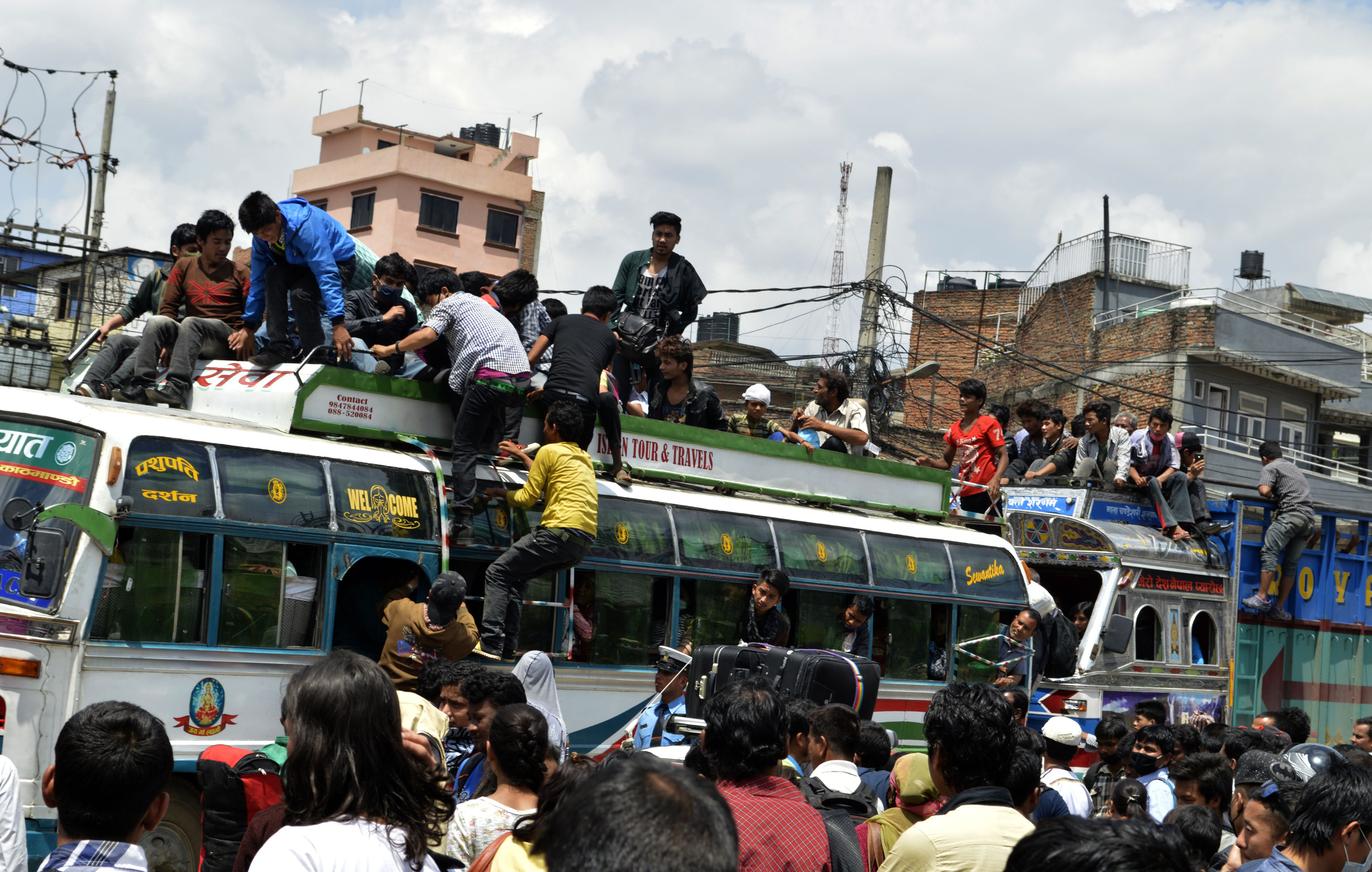दशैमा घर फर्कनेको लस्करः काठमाडौंबाटै तीन दिनमा एक लाख ५० हजार यात्रु बाहिरिए
